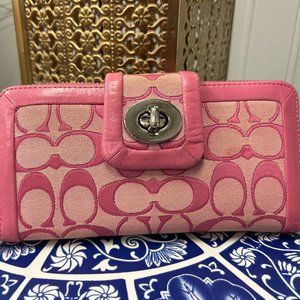 Coach Wallet - Classic Coach Logo in Pink